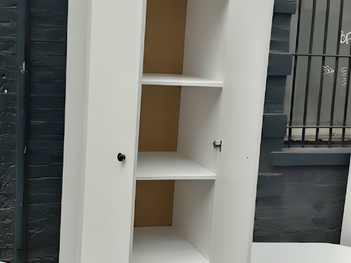 Une armoire (ou une étagère / un placard de rangement vertical) en bois blanc.