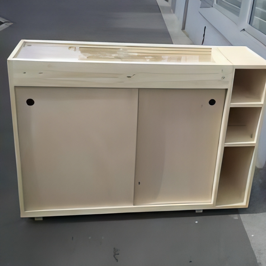 Un comptoir (ou un meuble de caisse / meuble de réception) bas avec des portes coulissantes et des niches de rangement sur le côté.